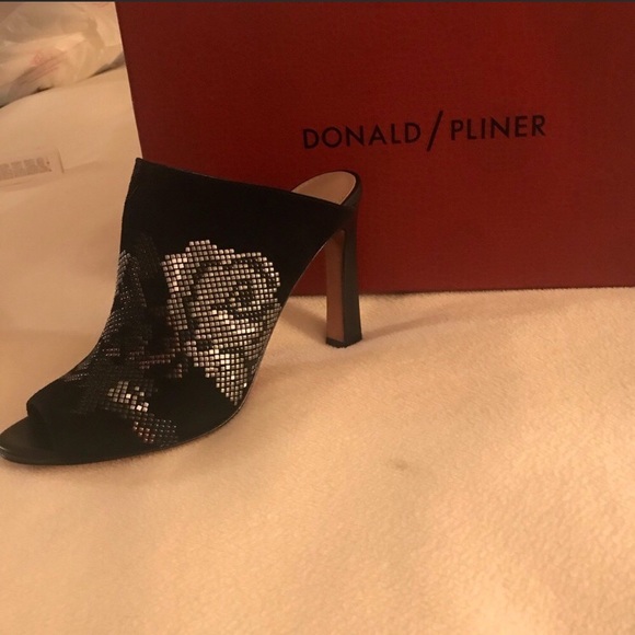 Donald J. Pliner Shoes - Donald Pliner brand new black suede shoes, size 7
